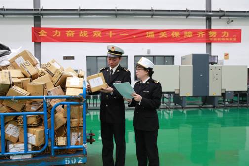 图为:宁波海关关员在监管双十一期间的跨境直购进口商品 王吉宁/摄 图为:宁波海关关员在验放双十一期间的跨境直购进口商品 王吉宁/摄 图为:宁波海关关员在察看跨境直购进口商品的过机图像 王吉宁/摄 图为:宁波海关关员在验放双十一期间的跨境直购进口商品 王吉宁/摄 图为:宁波海关关员在监管双十一期间的跨境直购进口商品 王吉宁/摄 图为:宁波海关关员在验放双十一期间的跨境直购进口商品 王吉宁/摄 11月11日,宁波空港新建的2000平米跨境电商专用仓库内一片繁忙景象,