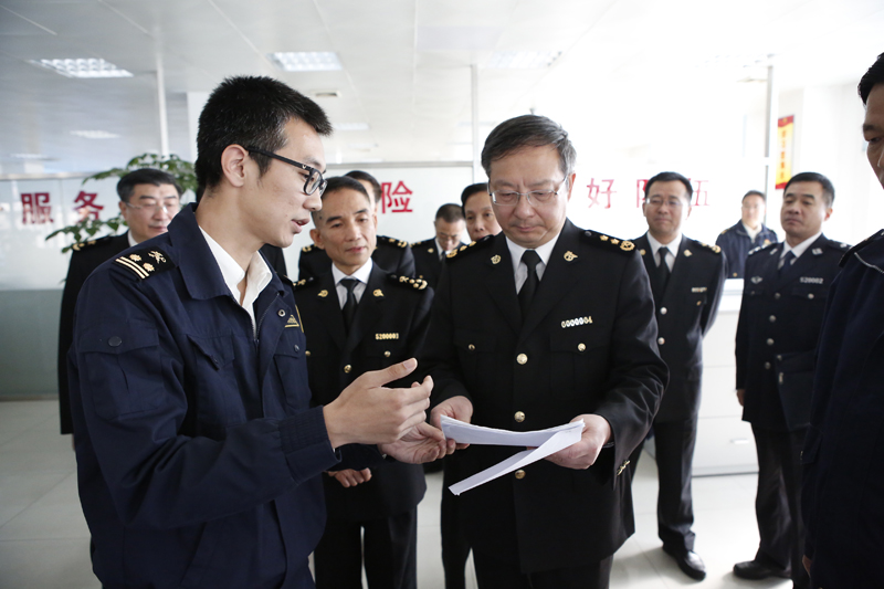 胡伟在黄埔海关调研(图)