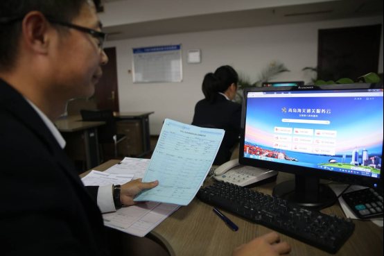 图为:报关员在展示青岛海关通关服务云平台手机端页面 张进刚/摄 图为:物流公司人员在登录青岛海关通关服务云平台 张进刚/摄 图为:物流公司人员利用云平台进行网上报关 张进刚/摄 12月12日,青岛海关通关服务云正式上线运行,企业通关自此步入云时代。 通关服务云按照互联网+政务服务理念,利用云计算、大数据和移动互联等新技术,实现海关业务查询、舱单、加工贸易、查验、行邮物品、统计咨询、电子口岸制卡、化验、报关等9大类业务的云服务。应用通关服务云,可实现海关基本业务的一站式