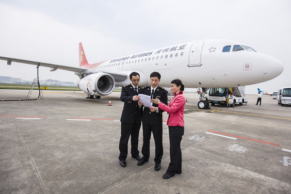 4月16日下午4时,伴随着发动机的轰鸣声,一架空客A320-200飞机缓缓降落厦门高崎国际机场,厦门海关快速为其办理了监管验放手续。该架飞机为深圳航空公司以融资租赁方式进口,随后将转关至深圳执飞国内航线,深圳航空也成为以融资租赁方式在厦门进口飞机的首家外地航企。 融资租赁飞机,是指国内航空公司委托有资质的金融公司通过融资的方式购买进口飞机,待航空公司以租金形式分期付完进口飞机相关费用后,飞机所有权再转到其名下。2014年6月10日,厦门航空有限公司通过融资租赁公司方式进口一架波音737-800飞机,标志着