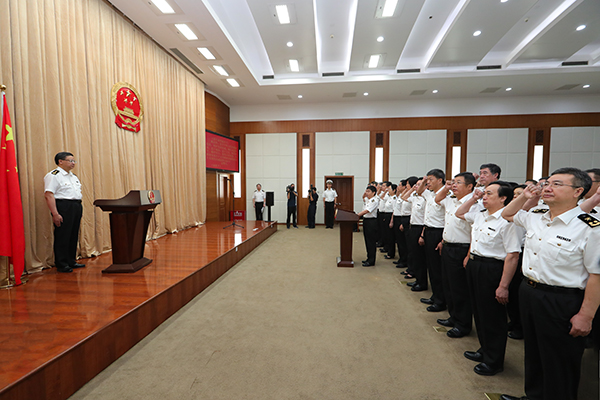 海关总署在京举行宪法宣誓暨海关关衔授予仪式(图)